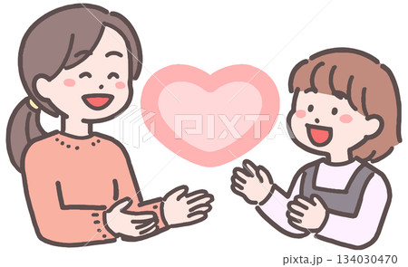 若い女性と女の子がハートと向き合うイラスト 134030470