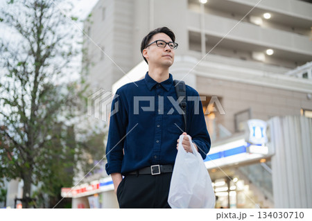 街を歩く男性 134030710