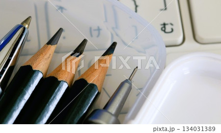 筆記用具とパソコン 134031389