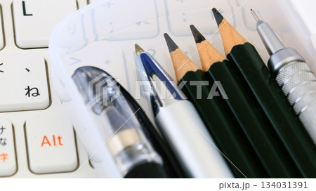 筆記用具とパソコン 134031391