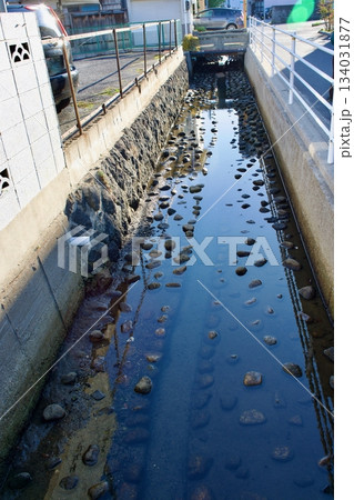蓋のされていない街中の大溝 134031877