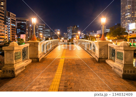《大阪府》中之島公園の夜景・大阪の中心街 《大阪府》中之島公園の夜景・大阪の中心街 134032409