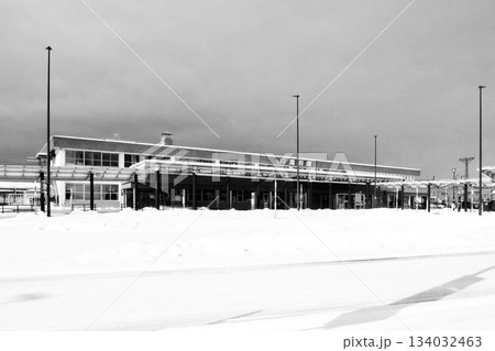雪が積もる12月の滝川駅「白黒」 134032463