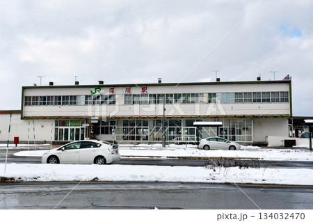 雪が積もる12月の深川駅 雪が積もる12月の深川駅 134032470