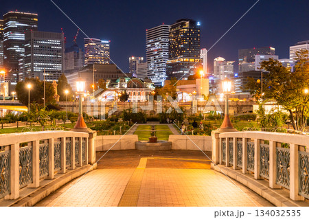《大阪府》中之島公園の夜景・大阪の中心街 《大阪府》中之島公園の夜景・大阪の中心街 134032535