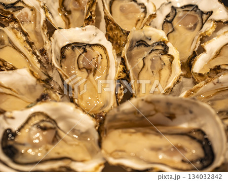鮮度抜群!皿いっぱいの広島産生牡蠣 鮮度抜群!皿いっぱいの広島産生牡蠣 134032842
