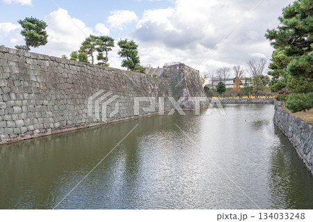 晩秋の二条城　西橋から見た堀　京都市中京区 134033248