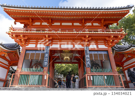 晩秋の八坂神社 西楼門 京都府京都市 晩秋の八坂神社 西楼門 京都府京都市 134034021