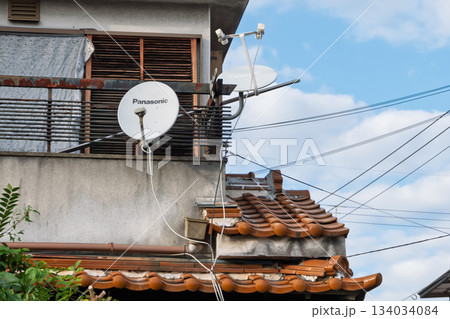 日本の住宅に残る旧型スカパーアンテナ 日本の住宅に残る旧型スカパーアンテナ 134034084