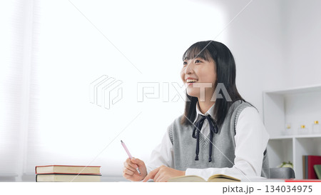 教室で授業を受ける女子学生 134034975