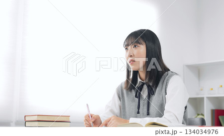 教室で授業を受ける女子学生 教室で授業を受ける女子学生 134034976