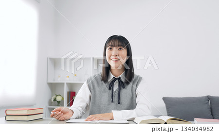 教室で授業を受ける女子学生 教室で授業を受ける女子学生 134034982