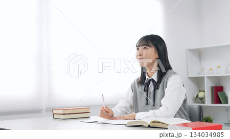 教室で授業を受ける女子学生 134034985