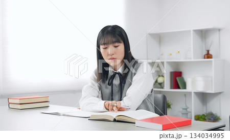 部屋で勉強する女子学生 134034995