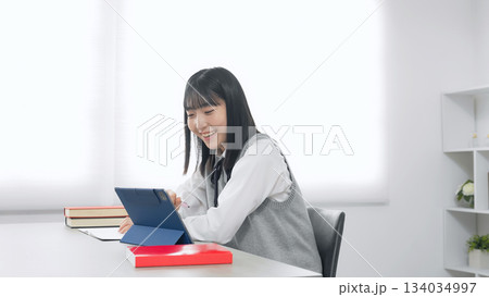 タブレットPCを使って勉強する女子学生 タブレットPCを使って勉強する女子学生 134034997