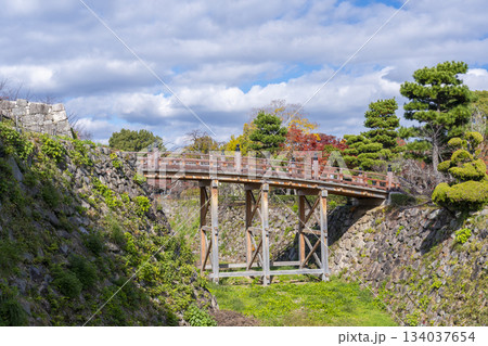 晴天の郡山城 極楽橋と紅葉(奈良県大和郡山市) 晴天の郡山城 極楽橋と紅葉(奈良県大和郡山市) 134037654
