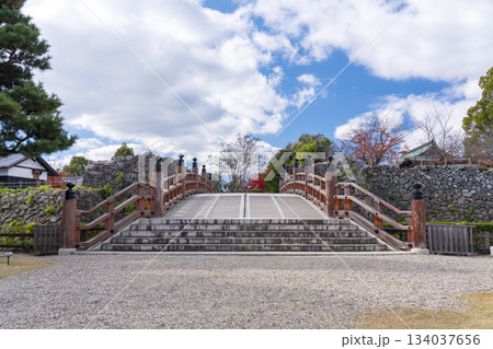 晴天の郡山城　極楽橋と紅葉（奈良県大和郡山市） 134037656