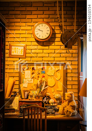 クリスマス雑貨に囲まれたくまのぬいぐるみのある温かな風景 クリスマス雑貨に囲まれたくまのぬいぐるみのある温かな風景 134038554