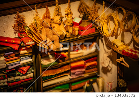 クリスマス雑貨に囲まれたくまのぬいぐるみのある温かな風景 134038572