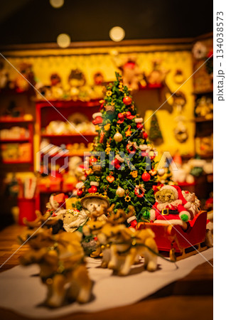 クリスマス雑貨に囲まれたくまのぬいぐるみのある温かな風景 クリスマス雑貨に囲まれたくまのぬいぐるみのある温かな風景 134038573
