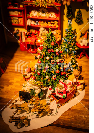 クリスマス雑貨に囲まれたくまのぬいぐるみのある温かな風景 クリスマス雑貨に囲まれたくまのぬいぐるみのある温かな風景 134038592