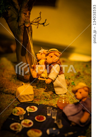 クリスマス雑貨に囲まれたくまのぬいぐるみのある温かな風景 134038593
