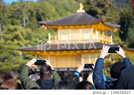 外国人観光客で賑わう京都・金閣寺 外国人観光客で賑わう京都・金閣寺 134038825