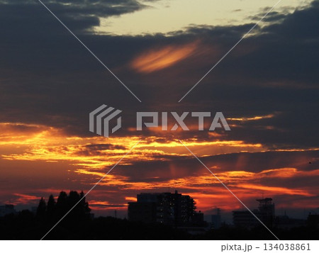 夕日に照らされてオレンジ色に染まる雲 夕日に照らされてオレンジ色に染まる雲 134038861