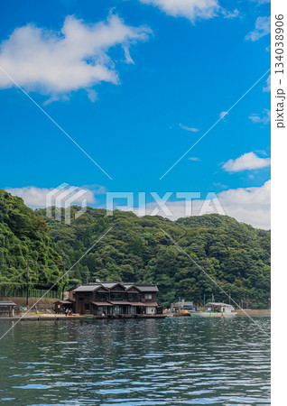 青空の下に広がる京都・伊根の舟屋風景 青空の下に広がる京都・伊根の舟屋風景 134038906