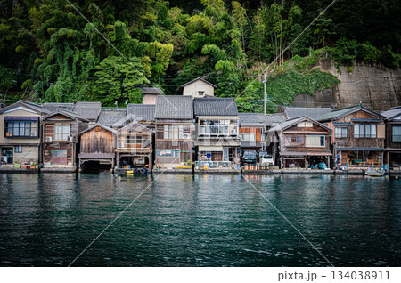 青空の下に広がる京都・伊根の舟屋風景 134038911