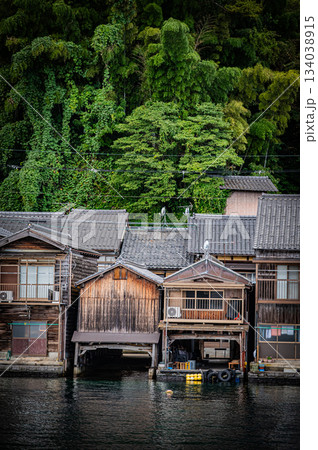 青空の下に広がる京都・伊根の舟屋風景 青空の下に広がる京都・伊根の舟屋風景 134038915