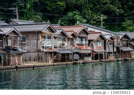 青空の下に広がる京都・伊根の舟屋風景 青空の下に広がる京都・伊根の舟屋風景 134038921