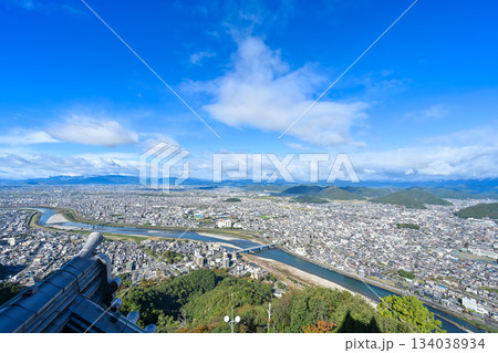 快晴の日に岐阜城の天守閣から見下ろす岐阜市内の俯瞰写真【岐阜風景】 快晴の日に岐阜城の天守閣から見下ろす岐阜市内の俯瞰写真【岐阜風景】 134038934