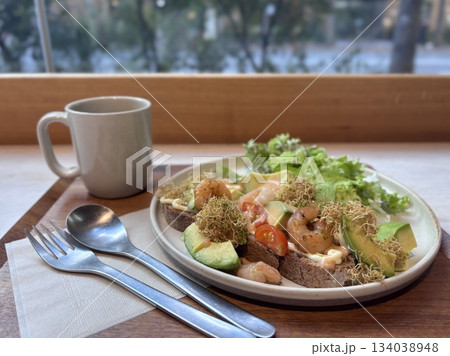 カフェでのアボカドとシュリンプのオープンサンドランチ 134038948