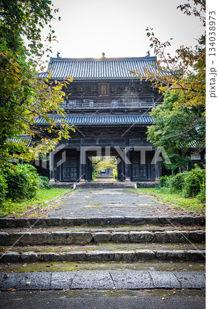 山口県萩市・東光寺に並ぶ毛利家墓所の荘厳な風景 134038973