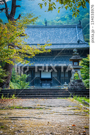 山口県萩市・東光寺に並ぶ毛利家墓所の荘厳な風景 134038976