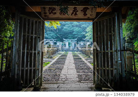 山口県萩市・東光寺に並ぶ毛利家墓所の荘厳な風景 134038979