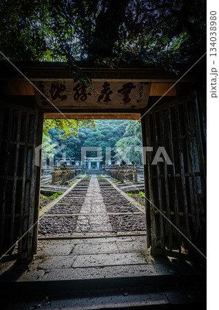 山口県萩市・東光寺に並ぶ毛利家墓所の荘厳な風景 134038980