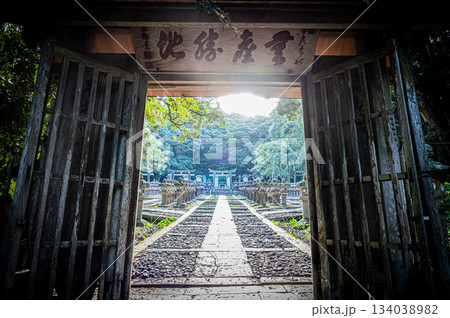 山口県萩市・東光寺に並ぶ毛利家墓所の荘厳な風景 山口県萩市・東光寺に並ぶ毛利家墓所の荘厳な風景 134038982