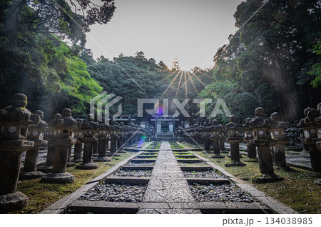 山口県萩市・東光寺に並ぶ毛利家墓所の荘厳な風景 山口県萩市・東光寺に並ぶ毛利家墓所の荘厳な風景 134038985