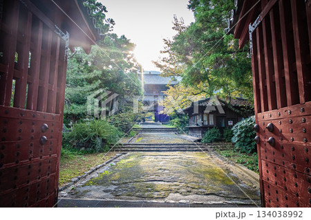 山口県萩市・東光寺に並ぶ毛利家墓所の荘厳な風景 山口県萩市・東光寺に並ぶ毛利家墓所の荘厳な風景 134038992