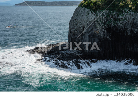 佐賀県・七ツ釜の断崖と美しい海岸風景 134039006