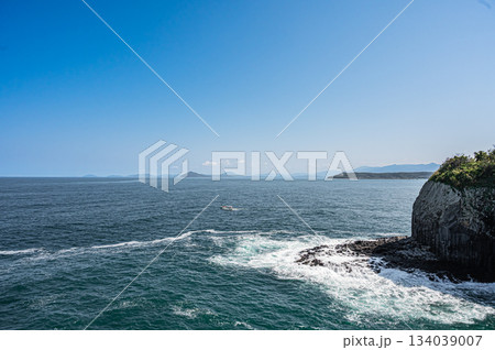 佐賀県・七ツ釜の断崖と美しい海岸風景 佐賀県・七ツ釜の断崖と美しい海岸風景 134039007