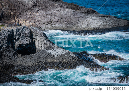 佐賀県・七ツ釜の断崖と美しい海岸風景 134039013