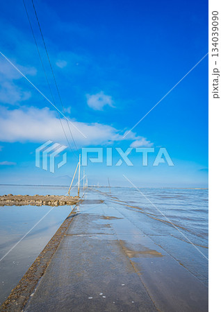 熊本県・長部田海床路の幻想的な海に続く道 熊本県・長部田海床路の幻想的な海に続く道 134039090