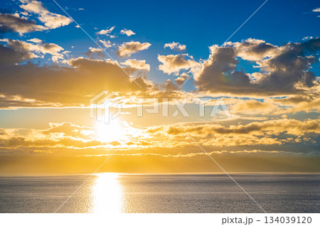 鹿児島の朝の海と柔らかな光景 134039120