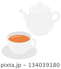 ティーポットと紅茶の入ったティーカップのシンプルなイラスト 134039180