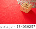 升に入った節分の豆とおめでたい背景 134039257