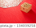 升に入った節分の豆とおめでたい背景 134039258
