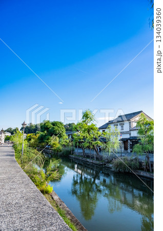 倉敷美観地区の歴史的な町並みと白壁の景観 134039360